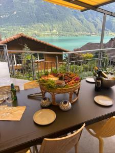 stół z miską jedzenia na balkonie w obiekcie Luxury Lakeview Chalet with AC & SPA near Interlaken w mieście Niederried