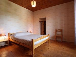 Postel nebo postele na pokoji v ubytování Ancien presbytère avec 3 chambres au pied d'une forteresse médiévale - FR-1-582-113