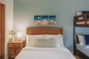 Ένα ή περισσότερα κρεβάτια σε δωμάτιο στο Mountain Top Home- Minutes to Tremblant Village +10 φωτογραφίες