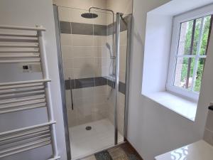 Koupelna v ubytování Maison spacieuse avec jardin privatif, idéale pour 6, proche Orléans et Châteaux de la Loire - FR-1-590-236