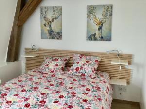 Postel nebo postele na pokoji v ubytování Maison spacieuse avec jardin privatif, idéale pour 6, proche Orléans et Châteaux de la Loire - FR-1-590-236