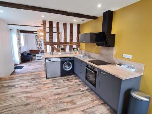 Kuchyň nebo kuchyňský kout v ubytování Maison spacieuse avec jardin privatif, idéale pour 6, proche Orléans et Châteaux de la Loire - FR-1-590-236 + 18 fotografií