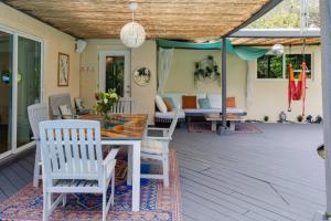 Χώρος καθιστικού στο Chateau Lamour Tropical Oasis plus Private Treehouse