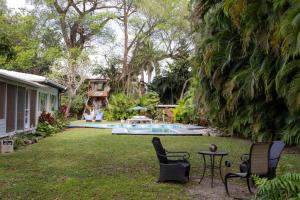 Κήπος έξω από το Chateau Lamour Tropical Oasis plus Private Treehouse