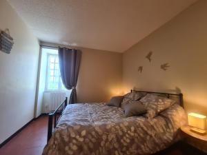 Ένα ή περισσότερα κρεβάτια σε δωμάτιο στο Maison de plain-pied avec étang, draps et ménage inclus - FR-1-591-352