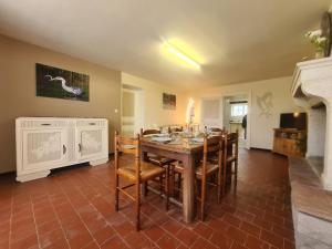 Η κουζίνα ή μικρή κουζίνα στο Maison de plain-pied avec étang, draps et ménage inclus - FR-1-591-352