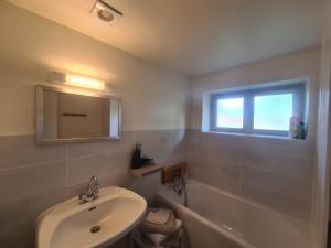 Ένα μπάνιο στο Maison de plain-pied avec étang, draps et ménage inclus - FR-1-591-352 +10 φωτογραφίες