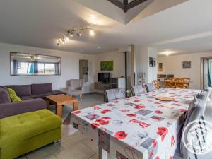 ein Wohnzimmer mit einem Tisch und einer Tischdecke darauf in der Unterkunft Gîte charmant avec jardin au cœur du vignoble du Layon, proche Saumur, 9 couchages, vélos inclus - FR-1-622-19 in Aubigné