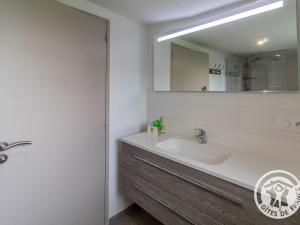 ein Badezimmer mit Waschbecken und Spiegel in der Unterkunft Gîte charmant avec jardin au cœur du vignoble du Layon, proche Saumur, 9 couchages, vélos inclus - FR-1-622-19 in Aubigné + 27 Fotos
