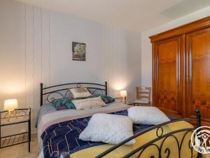 a bedroom with a bed with two pillows on it at Gîte cosy avec spa privatif, terrasse et parking, au cœur des vignobles du Layon, idéal pour couples. - FR-1-622-21 in La Viardière