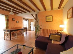 un salon avec un canapé et une table dans l'établissement Jolie maison en pierre avec jardin privatif, proche de la Loire et des châteaux, animaux bienvenus - FR-1-622-23, à Saint-Sulpice 6 autres photos