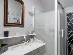 une salle de bain avec un lavabo, un miroir et une douche dans l'établissement Jolie maison en pierre avec jardin privatif, proche de la Loire et des châteaux, animaux bienvenus - FR-1-622-23, à Saint-Sulpice