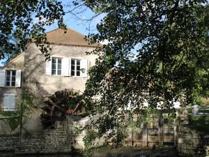 an old stone house with a window and a fence at Gîte indépendant au bord de la rivière, cadre historique, pêche, animaux bienvenus, parking privé - FR-1-586-22 in Mareuil-sur-Arnon