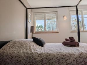 Ένα ή περισσότερα κρεβάτια σε δωμάτιο στο Séjour gastronomique avec parking inclus, proche Zoo de Beauval - FR-1-591-700