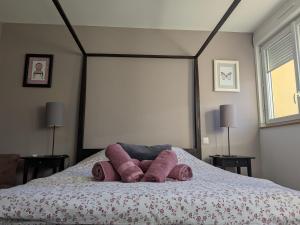 Ένα ή περισσότερα κρεβάτια σε δωμάτιο στο Séjour gastronomique avec parking inclus, proche Zoo de Beauval - FR-1-591-700