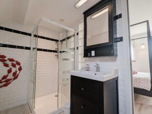 Ένα μπάνιο στο Séjour gastronomique avec parking inclus, proche Zoo de Beauval - FR-1-591-700