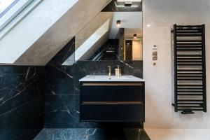 La salle de bains est pourvue d'un lavabo et d'un escalier. dans l'établissement Willa Bukowy Las - Everslow, à Szklarska Poręba 33 autres photos