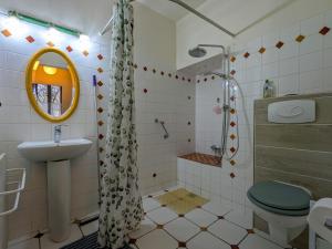 une salle de bain avec toilettes, lavabo et douche dans l'établissement Charmante fermette au calme avec équipements modernes, proche vignobles et châteaux - FR-1-591-48, à Giroux 14 autres photos