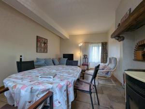 une chambre avec un lit et un salon dans l'établissement Charmante fermette au calme avec équipements modernes, proche vignobles et châteaux - FR-1-591-48, à Giroux