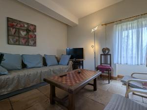 un salon avec un canapé et une table dans l'établissement Charmante fermette au calme avec équipements modernes, proche vignobles et châteaux - FR-1-591-48, à Giroux