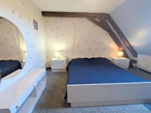 ein Schlafzimmer mit einem Bett und zwei Nachttischen in der Unterkunft Gîte familial près de Châteauroux avec jardin, aire de jeux et location de salle, idéal pour 8 pers. - FR-1-591-12 in Arthon