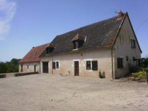 ein großes weißes Gebäude mit einem Dach in der Unterkunft Gîte familial près de Châteauroux avec jardin, aire de jeux et location de salle, idéal pour 8 pers. - FR-1-591-12 in Arthon