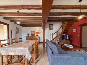 un salon avec une table et des chaises de salle à manger dans l'établissement Maison de Charme avec Piscine Chauffée et Tennis à Proximité du Zoo de Beauval - FR-1-591-26, à Villentrois