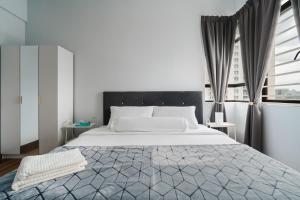 ein Schlafzimmer mit einem großen weißen Bett und einem Fenster in der Unterkunft The One by Nakza Stays, Lakeview Suites at Putrajaya in Putrajaya + 57 Fotos