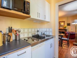 Kuchyň nebo kuchyňský kout v ubytování Charmant Appartement Central à Angers - Tout Inclus, Wifi, Proche Gare et Patrimoine - FR-1-622-6