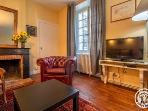 TV a/nebo společenská místnost v ubytování Charmant Appartement Central à Angers - Tout Inclus, Wifi, Proche Gare et Patrimoine - FR-1-622-6