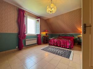 une chambre avec un lit, une fenêtre et un lustre dans l'établissement Maison de Charme avec Piscine Chauffée et Tennis à Proximité du Zoo de Beauval - FR-1-591-26, à Villentrois 14 autres photos