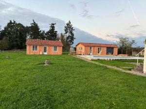 a large yard with a house and a pool at Escapade Nature : Maison et Lofts Privés avec Piscine, Étang de Pêche et Grandes Terrasses - FR-1-591-365 in Bélâbre