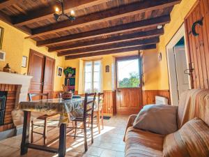 Gîte champêtre avec jardin clos, près du lac d'Eguzon et Gargilesse-Dampierre ! - FR-1-591-127 في Orsennes: غرفة معيشة مع طاولة وكراسي زجاجية