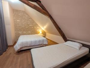 - 2 lits dans une chambre mansardée dans l'établissement Maison de Caractère Rénovée avec Jardin, Terrasse, et Proche du Château Guillaume - FR-1-591-131, à Lignac