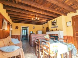 Gîte champêtre avec jardin clos, près du lac d'Eguzon et Gargilesse-Dampierre ! - FR-1-591-127 في Orsennes: غرفة معيشة مع طاولة ومدفأة