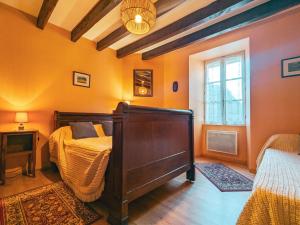 Gîte champêtre avec jardin clos, près du lac d'Eguzon et Gargilesse-Dampierre ! - FR-1-591-127 في Orsennes: غرفة نوم بها سرير ونافذة