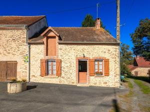Gîte champêtre avec jardin clos, près du lac d'Eguzon et Gargilesse-Dampierre ! - FR-1-591-127 في Orsennes: منزل قديم مبني من الطوب ذو نوافذ برتقالية اللون مزودة بمصاريع