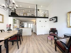 une salle à manger et un salon avec une table et des chaises dans l'établissement Gîte confortable à Saugues pour randonneurs, 3 chambres spacieuses avec salle d'eau privative - FR-1-582-365, à Cubelles