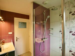 une salle de bain avec douche et lavabo dans l'établissement Gîte de charme avec sauna, bain nordique et parc arboré au cœur des Vosges - FR-1-589-13, à Colroy-la-Grande 25 autres photos