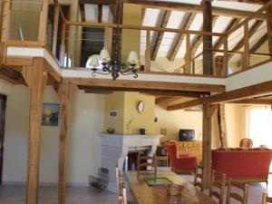 ein Wohnzimmer mit Holzbalken und einem Kamin in der Unterkunft Gîte de charme avec cheminée, terrasse et garage à Brixey-aux-Chanoines - FR-1-585-10 in Brixey-aux-Chanoines