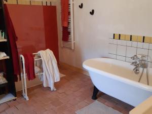 ein Bad mit einer Badewanne und einer Dusche mit Handtüchern in der Unterkunft Maison de famille XVIIIème avec jardin privatif en pleine nature, proche Châteauroux - FR-1-591-207 in Saint-Maur + 13 Fotos