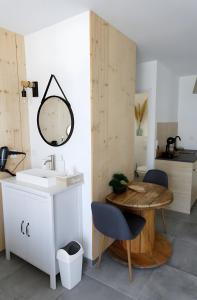 Kuchyň nebo kuchyňský kout v ubytování Gite Le Cocon De Lily