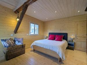 a bedroom with a bed with red pillows at Maison cosy à Gérardmer avec 2 chambres et terrasse ensoleillée, proche activités - FR-1-589-110 in Gérardmer