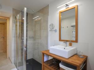 une salle de bain avec lavabo et douche dans l'établissement Maison de campagne éco-construite, spa, proche Nancy, tout confort, petit-déjeuner inclus - FR-1-584-83, à Voinémont 19 autres photos