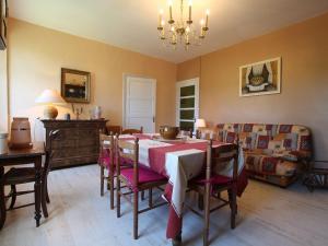 Posezení v ubytování Gîte familial avec charme d'école, terrasse, terrain clos, proche gorges de la Loire et sites naturels - FR-1-582-185