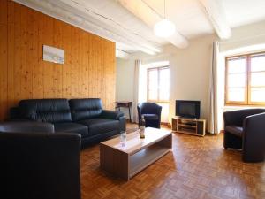 un salon avec un canapé et une table basse dans l'établissement Gîte indépendant avec cour privative près de Lavoute-Chilhac et Langeac - FR-1-582-224, à Ferrussac