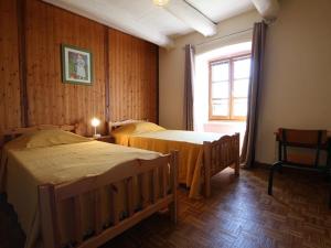 une chambre avec deux lits et une fenêtre dans l'établissement Gîte indépendant avec cour privative près de Lavoute-Chilhac et Langeac - FR-1-582-224, à Ferrussac