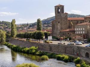 une rivière devant une ville avec une église dans l'établissement Gîte indépendant avec cour privative près de Lavoute-Chilhac et Langeac - FR-1-582-224, à Ferrussac