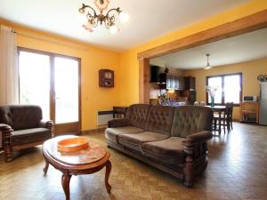 un salon avec un canapé et une table dans l'établissement Ferme du XIXe avec cheminée, près des gorges du Doulon - FR-1-582-227, à Frugières-le-Pin