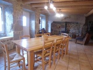 une salle à manger avec une table et des chaises en bois dans l'établissement Maison de charme restaurée au bord d'un ruisseau avec terrasse, proche activités de plein air et confort moderne - FR-1-582-225, à Chaylot